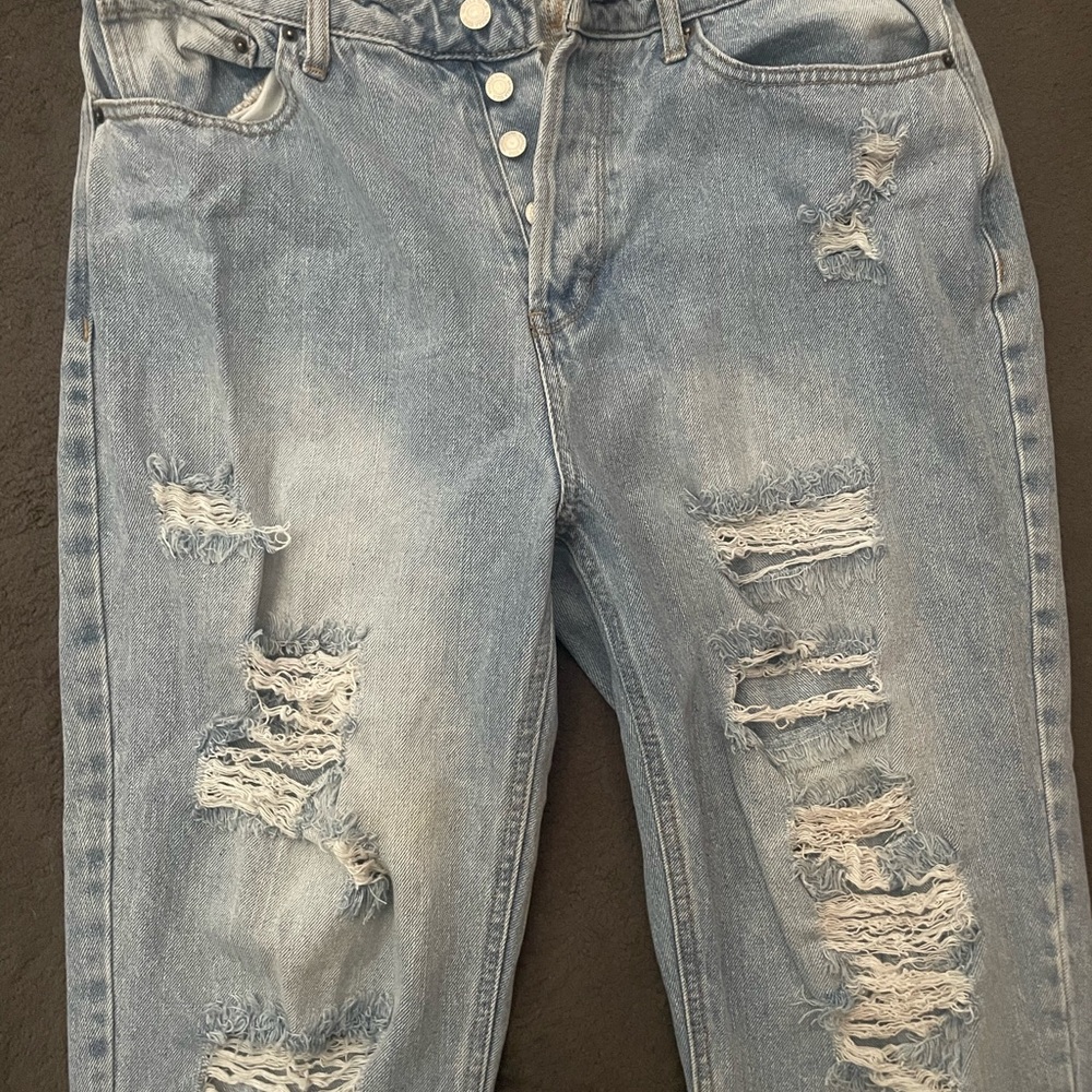 90’s boyfriend ripped jeans